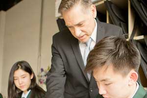 ������˽�����ѧУ�γ���ϵ����Щ��