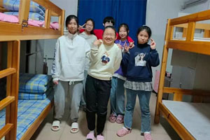 ������ʵ��ѧУס��һ����ö���Ǯ��ס��������ô����