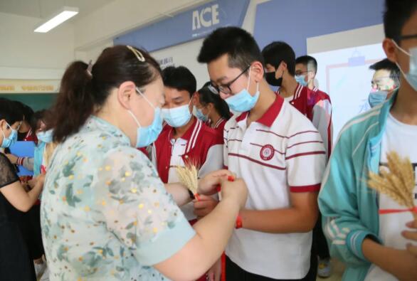 ������ʵ��ѧУ