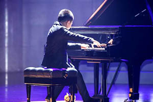 �������Ϲ���ѧУ�����γ�����Щ��ɫ��