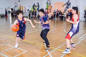 ѧУٻӢBTECĿȨ챱׼ɫѧУ