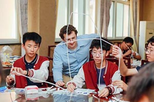 ���ʻ��˲�������μ��У�����̽�����챱������ѧУ��ɫ��