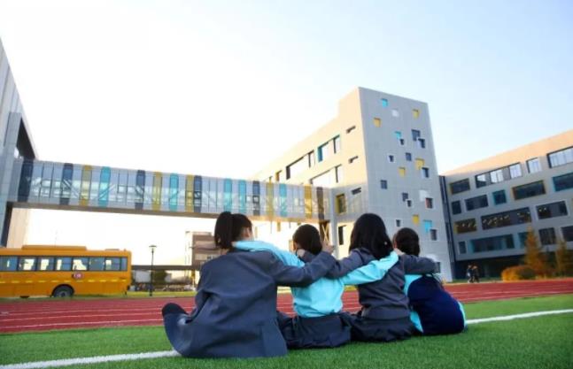 �����з�ɽ��ŵ�°���ѧУ����