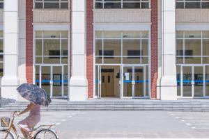 西南林业大学外国语学院航空服务专业学费高吗？