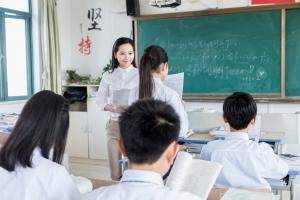 西南林业大学外国语学院是公办还是民办？