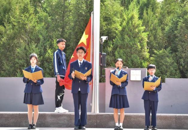 益田翰德学校举行“感恩母亲 感恩一切”主题升旗仪式