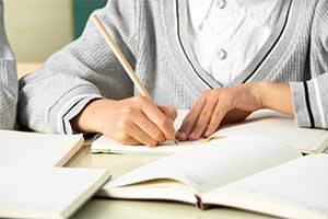 北京东方红学校高中二年级学生需要参加会考吗？