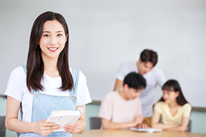 2023年北京东方红学校普高学费是多少？可以按学期支付吗？