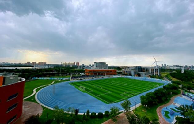 耀华国际教育学校北京亦庄校区体育场.jpg