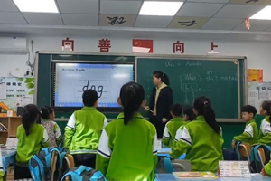 华油荣德小学开设爱英语创新课堂——学好实用英语，传播中国文化