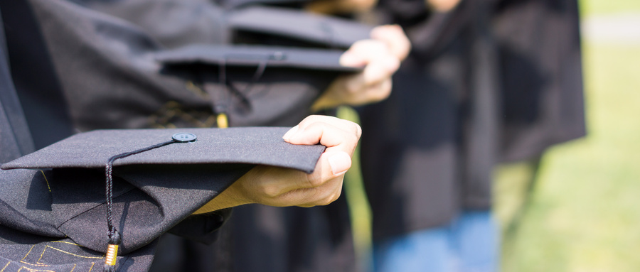 读播音与主持专业学校要几年?