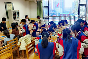 三河市燕桥学校美术社团开展尤克里里手绘课！