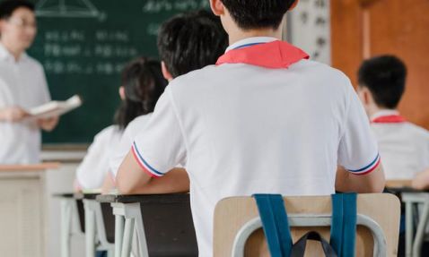 北京东方红学校高中部是寄宿还是走读？住宿的话管理严不严格