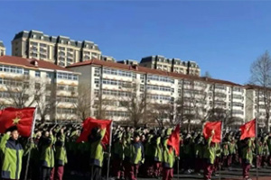 华油荣德小学举办2025年蛇年开学第一次升旗仪式！