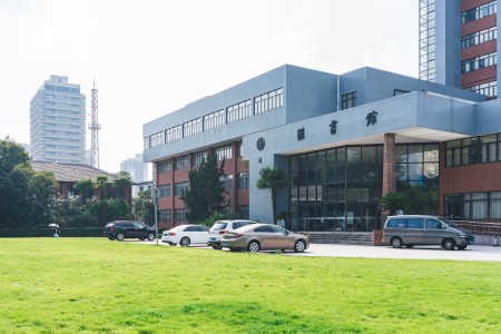 海淀区尚丽外国语学校小学部伙食费每月多少，回民如何处理就餐问题？