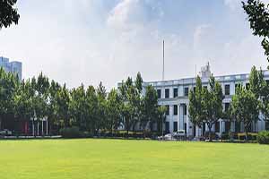 摄图网_500538897_大学校园环境(企业商用) (1).jpg