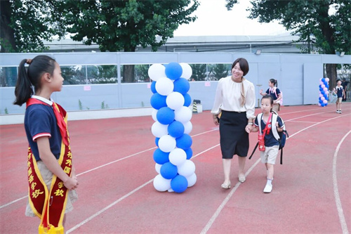 北京市中关村外国语学校小学部开学