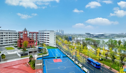 学校湖景图