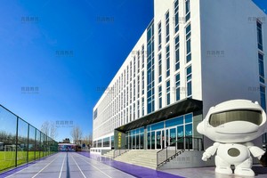 ���Ϲ���˫��ѧУӲ����ʩ����£�AI�γ̴�һ�꼶��ʼ