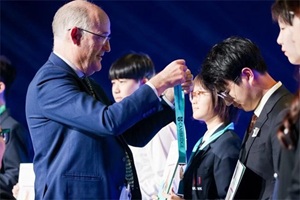 ������30+ѧУ����ALevel�γ̣�Ϊ��ȫ������ѧ�ӻ�����ڰ��ϣ�