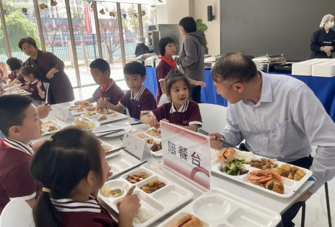 校长与学生共同用餐