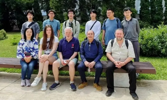 ������������ѧУSTEM����