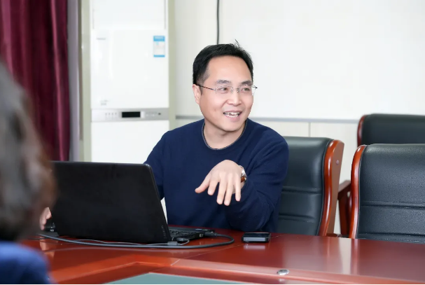 ��������������������������ר����л