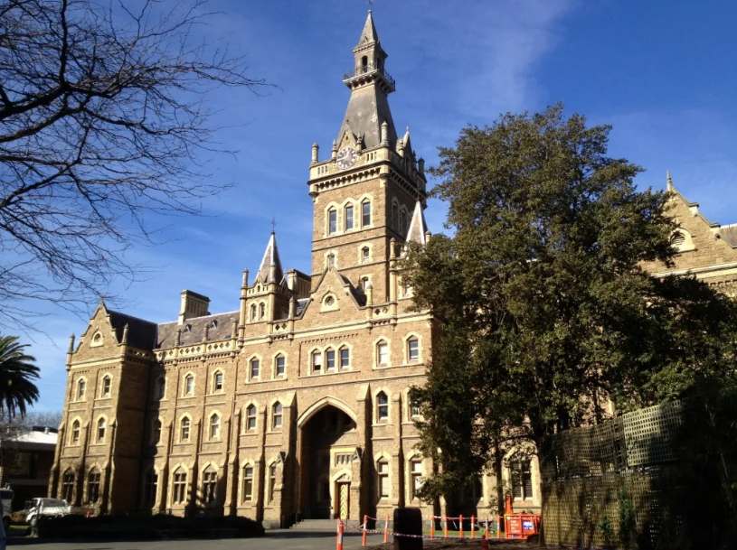 ����Ӣ��ʢ�˵�ѧУī������ѧoffer