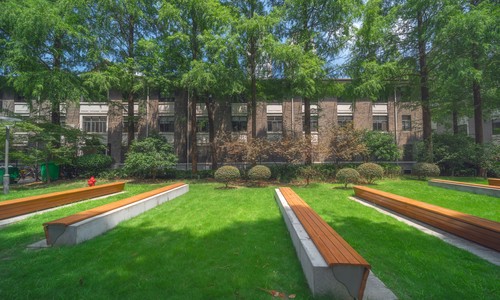 �������е�һְҵ�߼���ѧУ